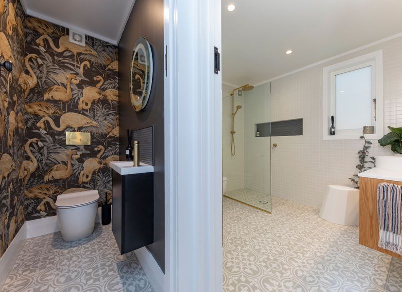 Warwick Ave : Main Bathroom and Toilet