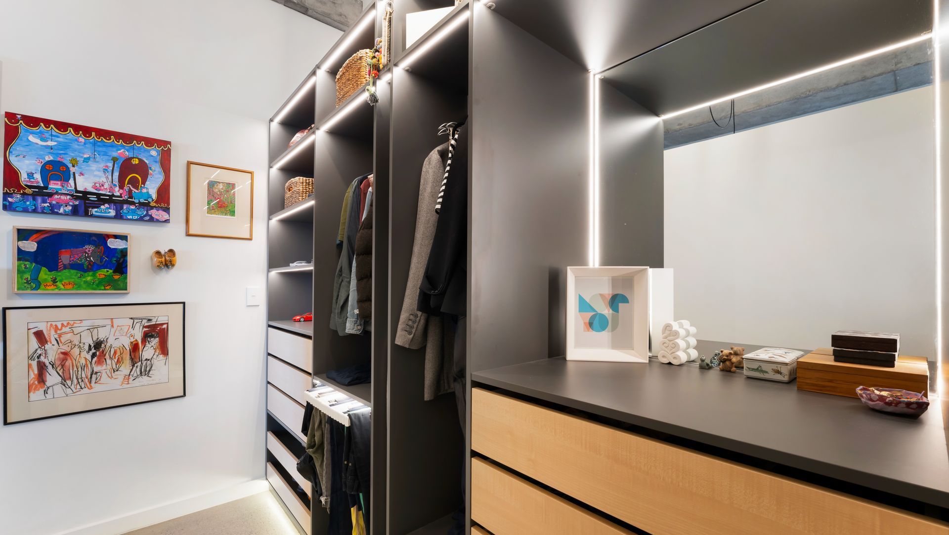 Bold, Elegant Walk-in banner