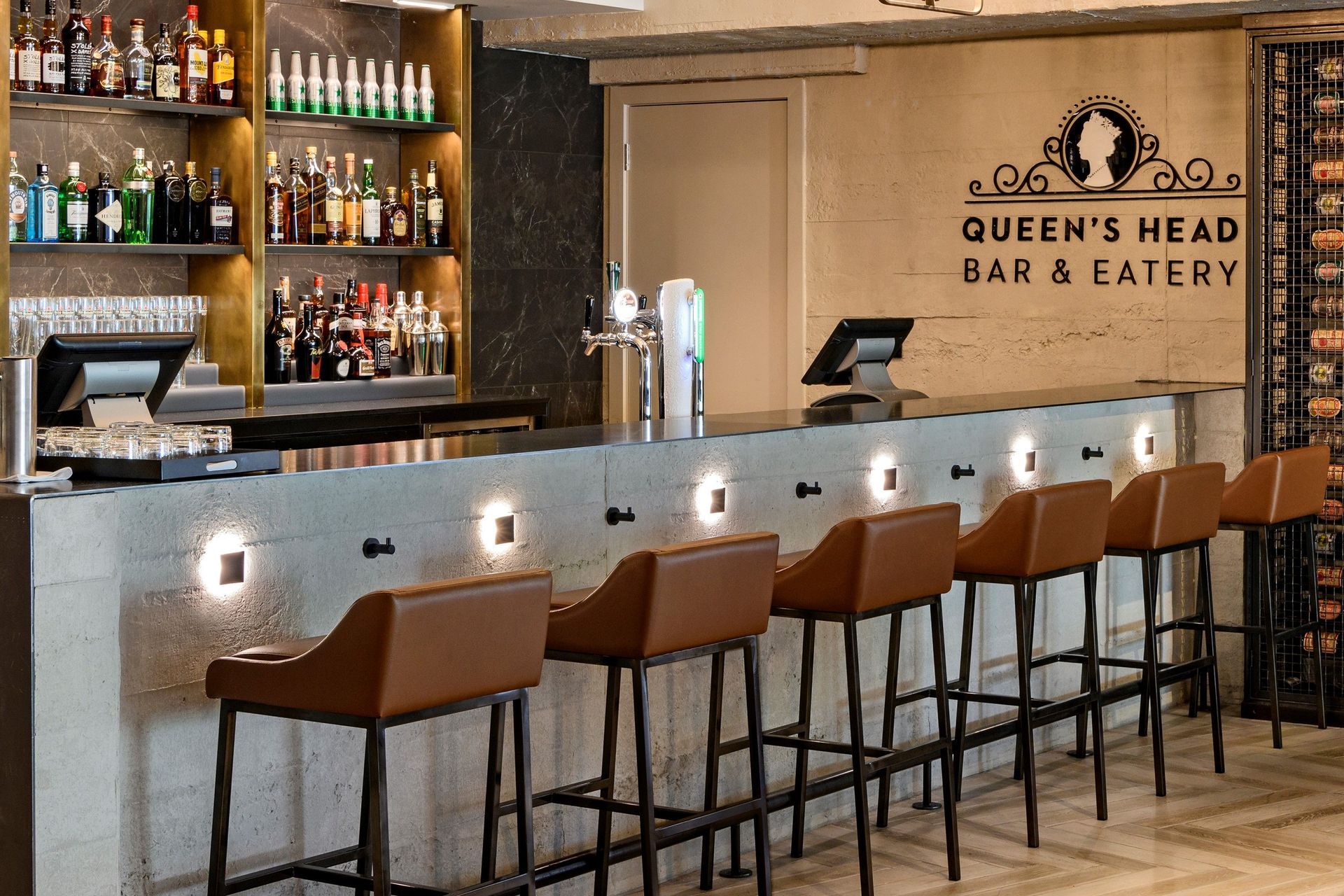 Queen's Head Bar &amp; Eatery, Four Points Sheraton
