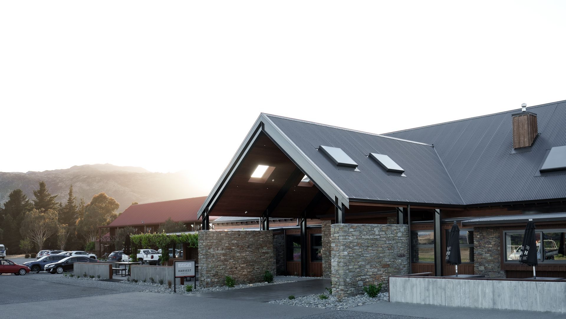 Harvest Hotel, Cromwell banner