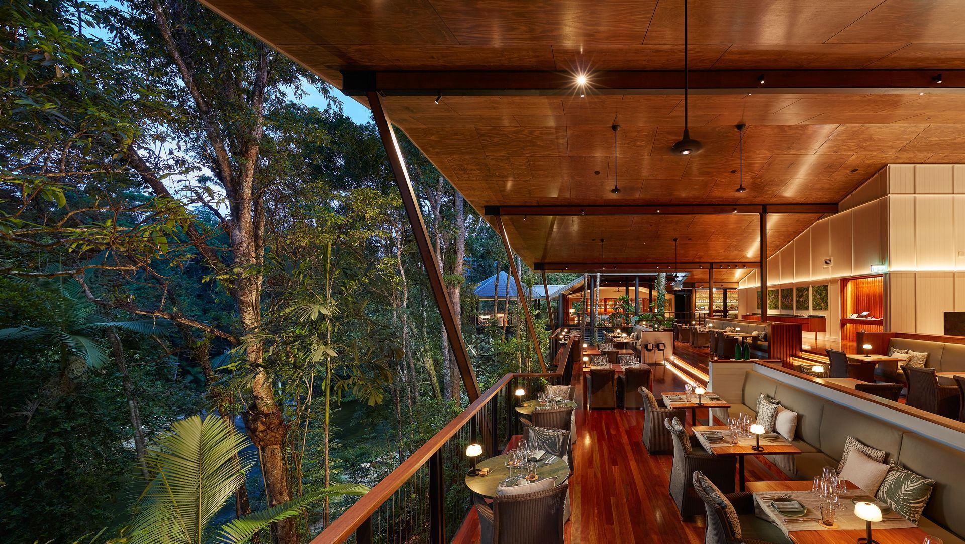 Silky Oaks Lodge banner