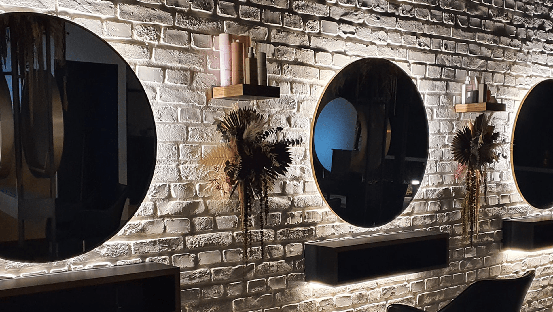 Aneia Warner Salon, Kumeu banner