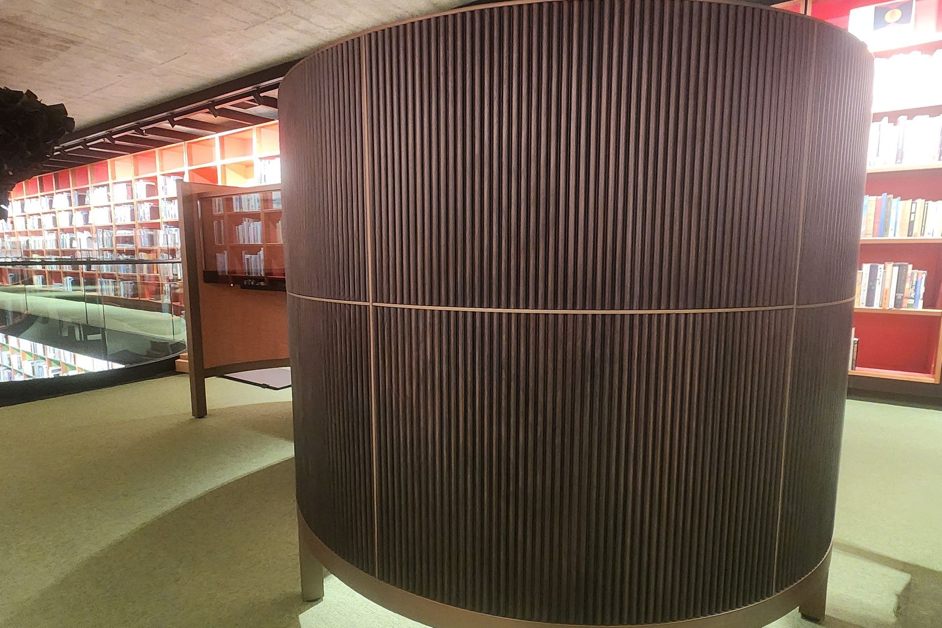 S-deskwoodfocus.jpg