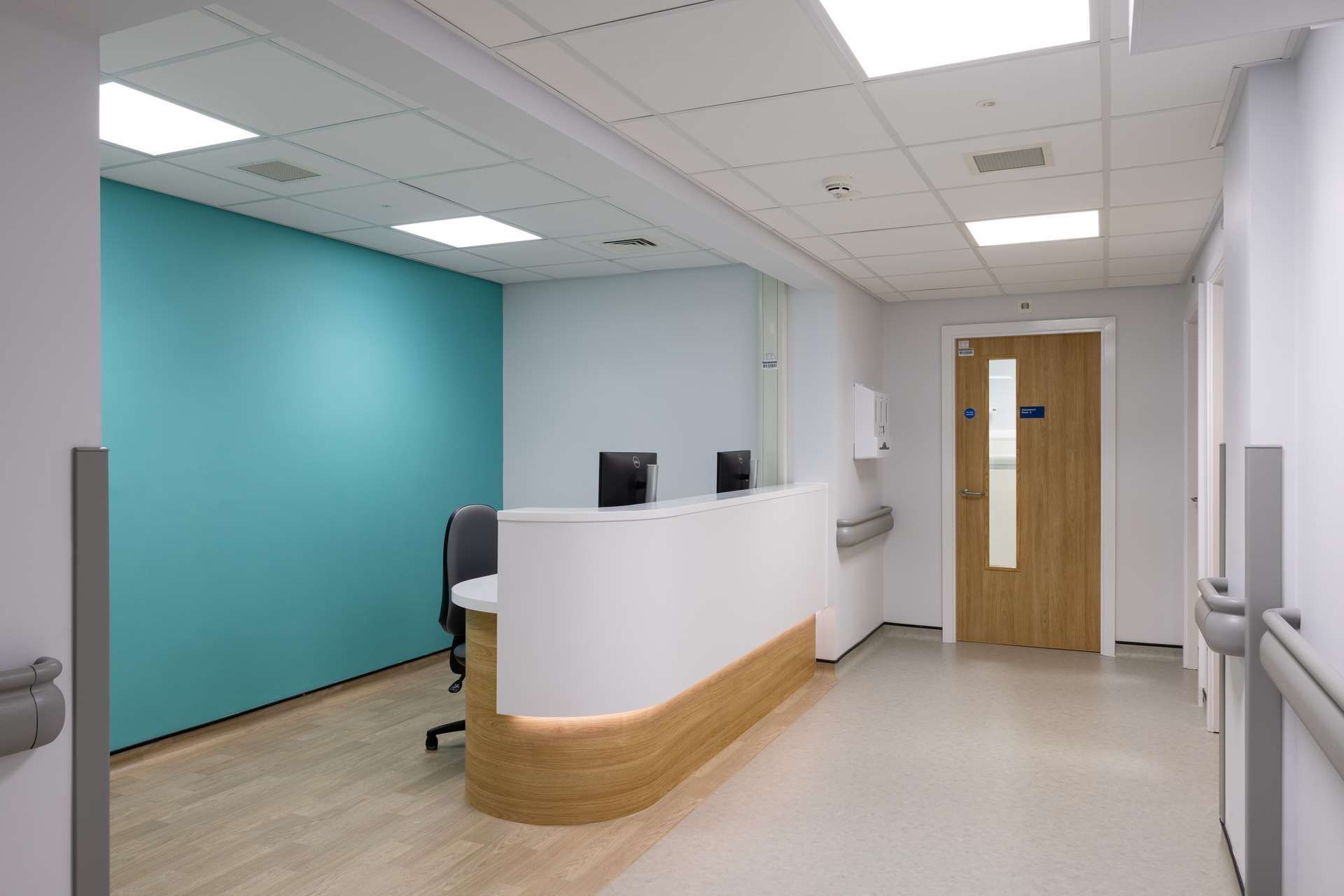Bassetlaw-Hospital-Altro-Wood-Illustra-Whiterock-Satins-02.jpg