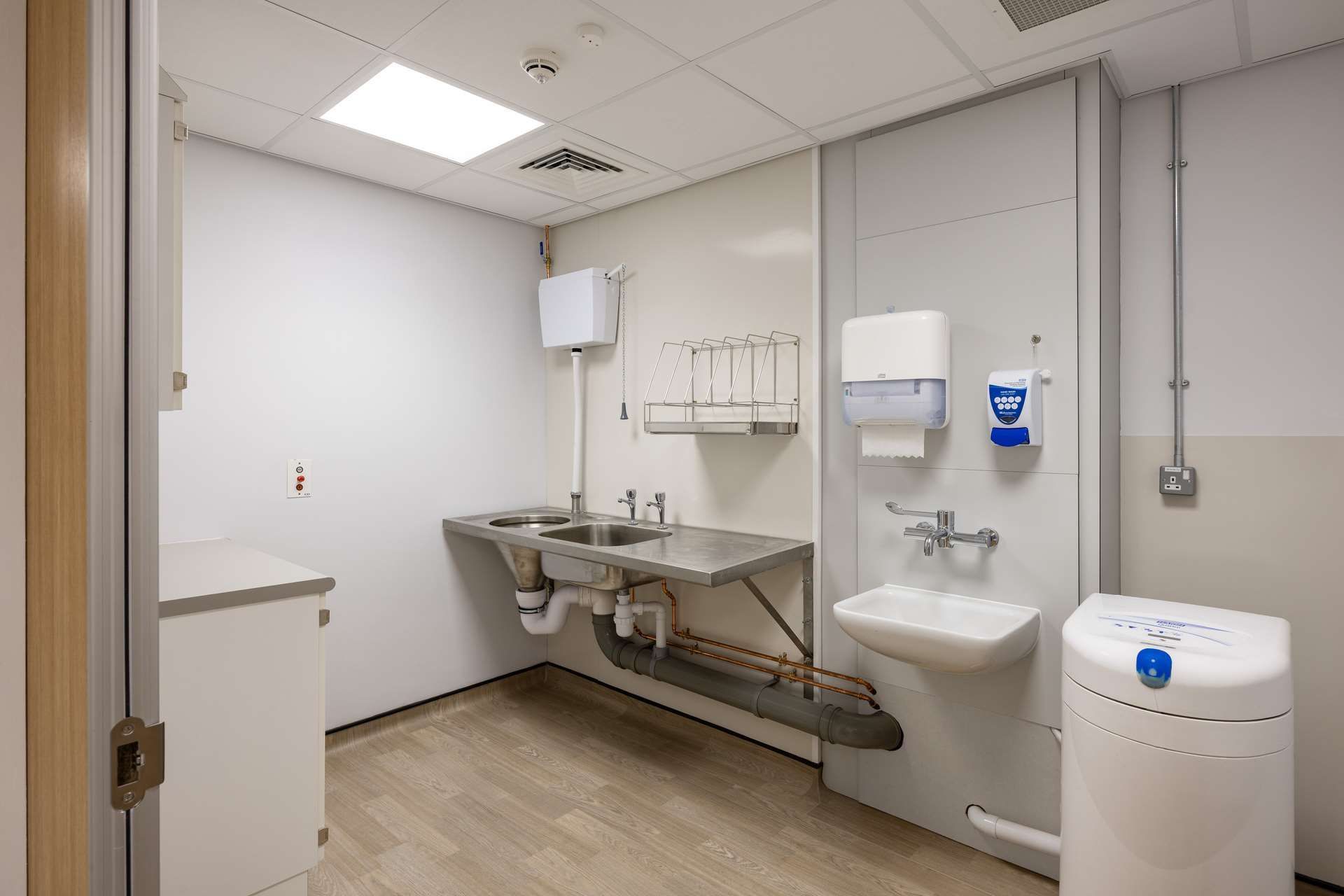 Bassetlaw-Hospital-Altro-Wood-Whiterock-Satins-04.jpg