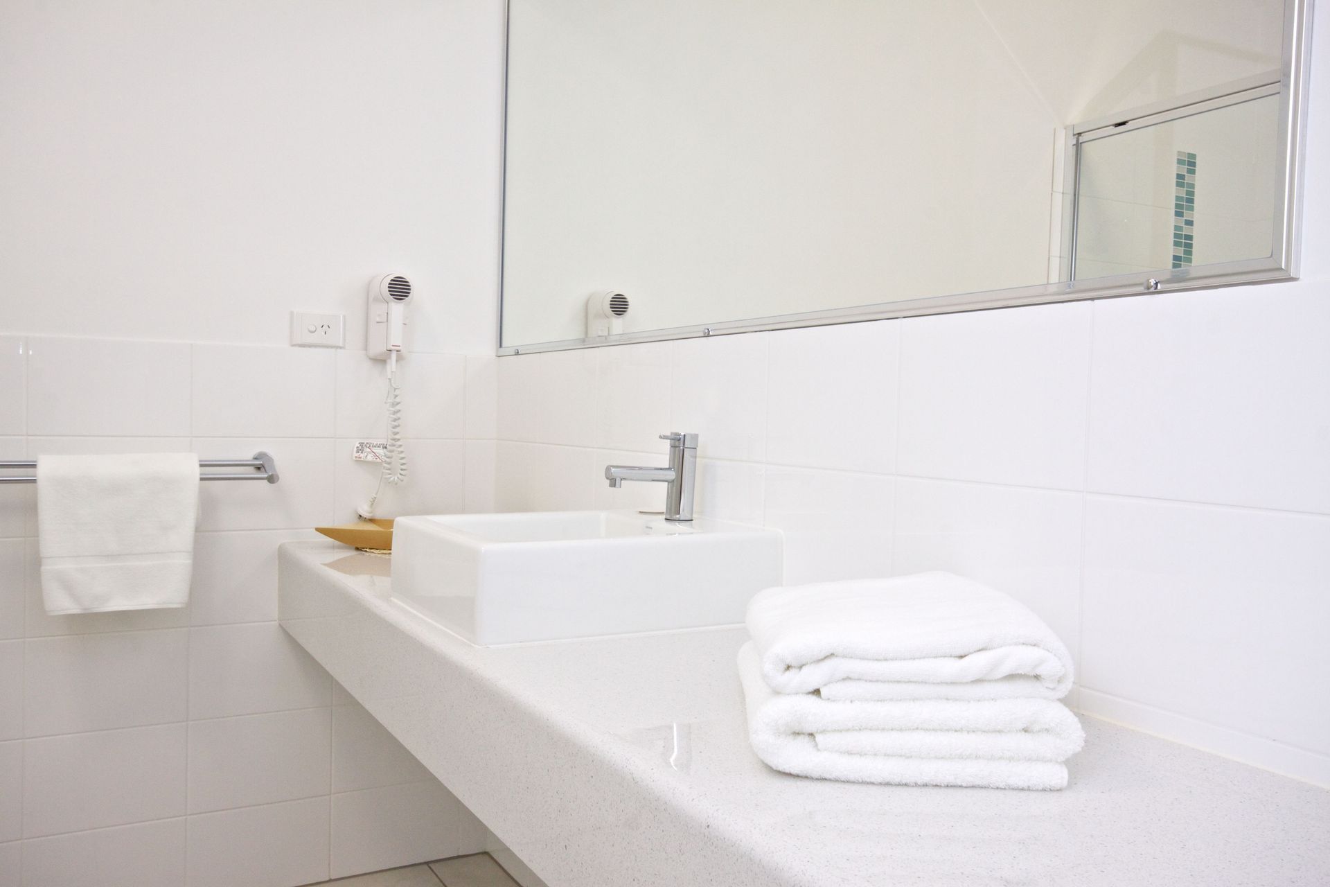 Capricorn Tavern and Motel