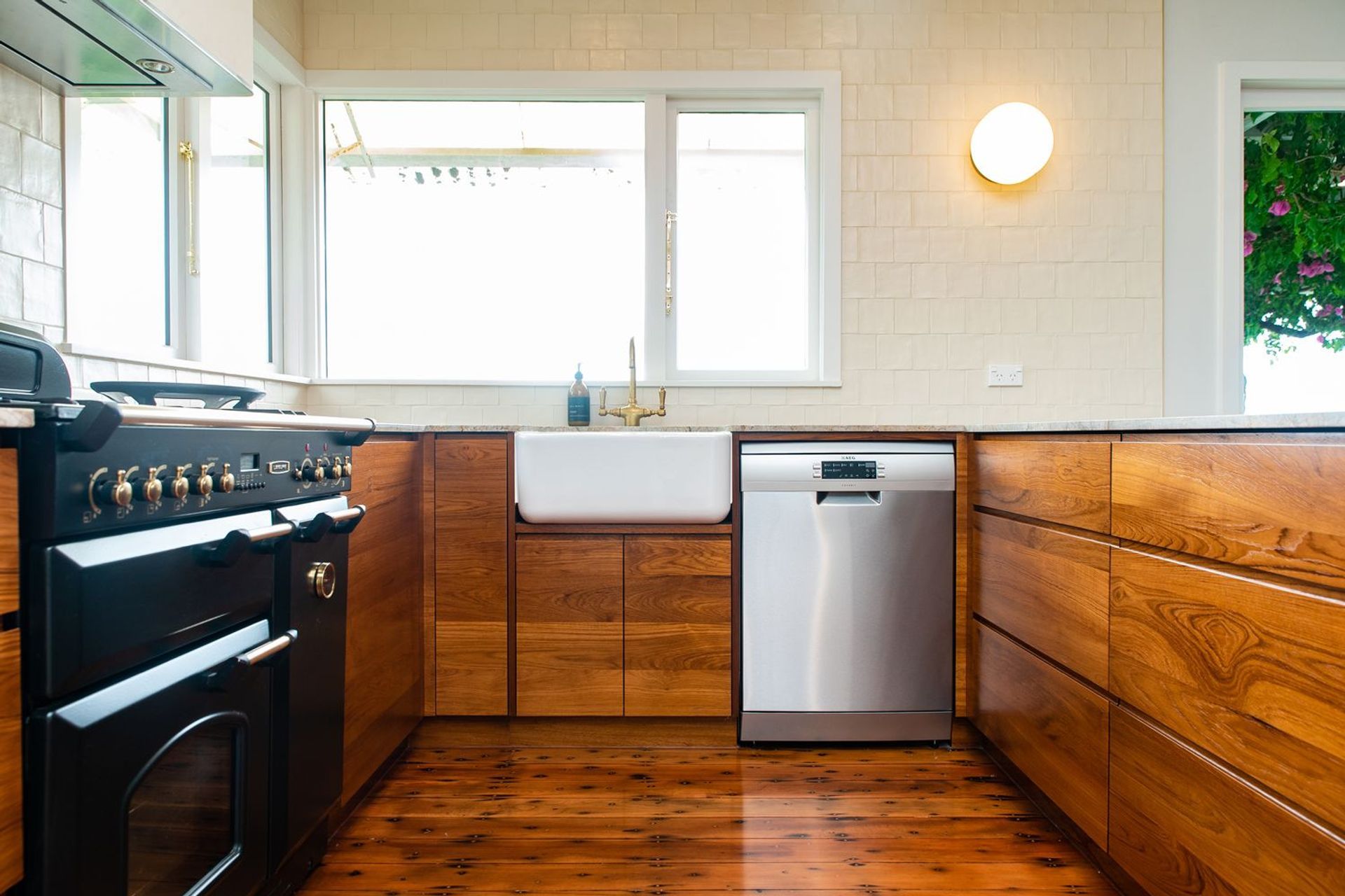 Stunning Mid-Century Modern Kitchen