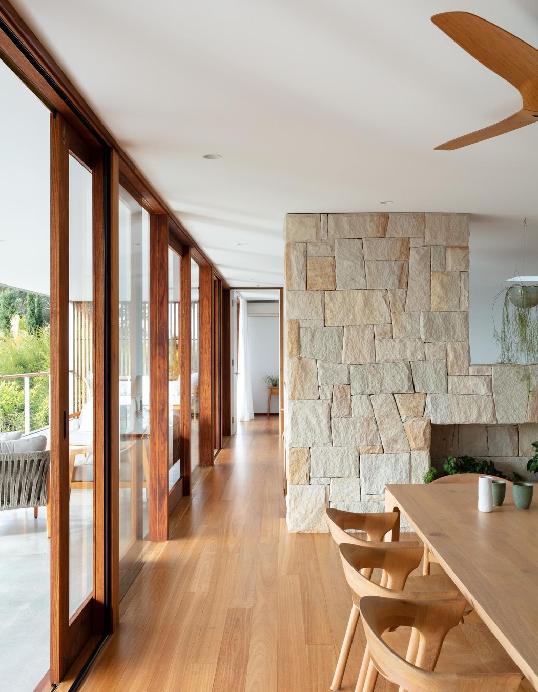 04-Matt-Day-Architect-Matt-Day-Bayview-House-Interior-Dining-Sandstone-Wall-Timber-Sliding-Doors.jpg