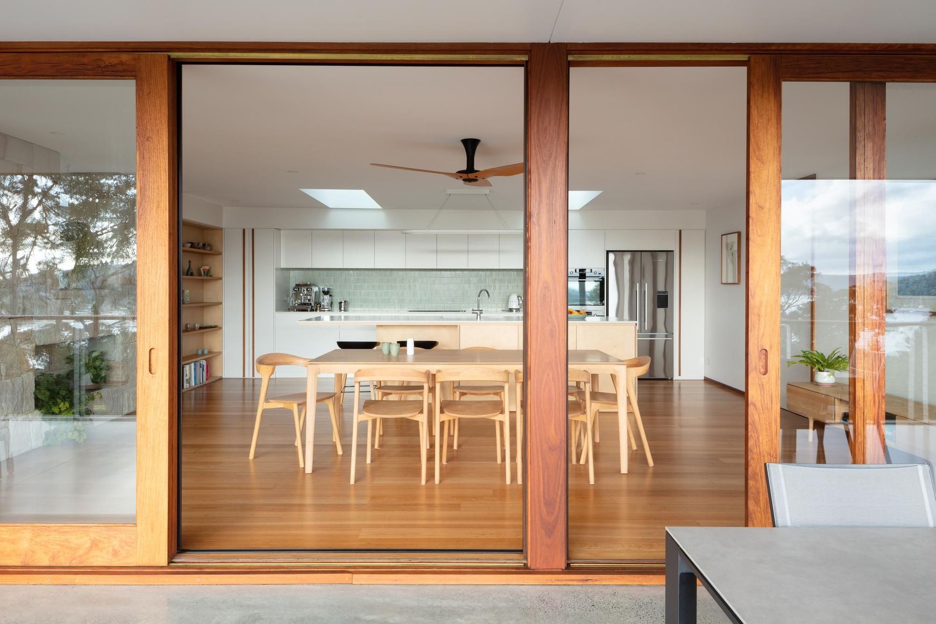 06-Matt-Day-Architect-Matt-Day-Bayview-House-Dining-Kitchen-Timber-Sliding-Doors-Timber-Floor.jpg