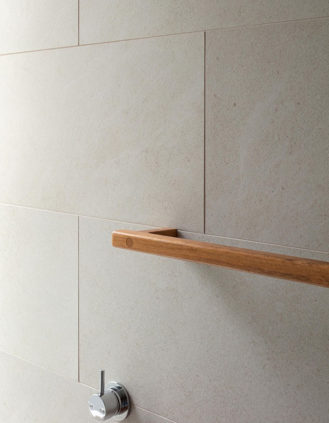 12-Matt-Day-Architect-Matt-Day-Bayview-House-Bathroom-Timber-Rail-Detail.jpg