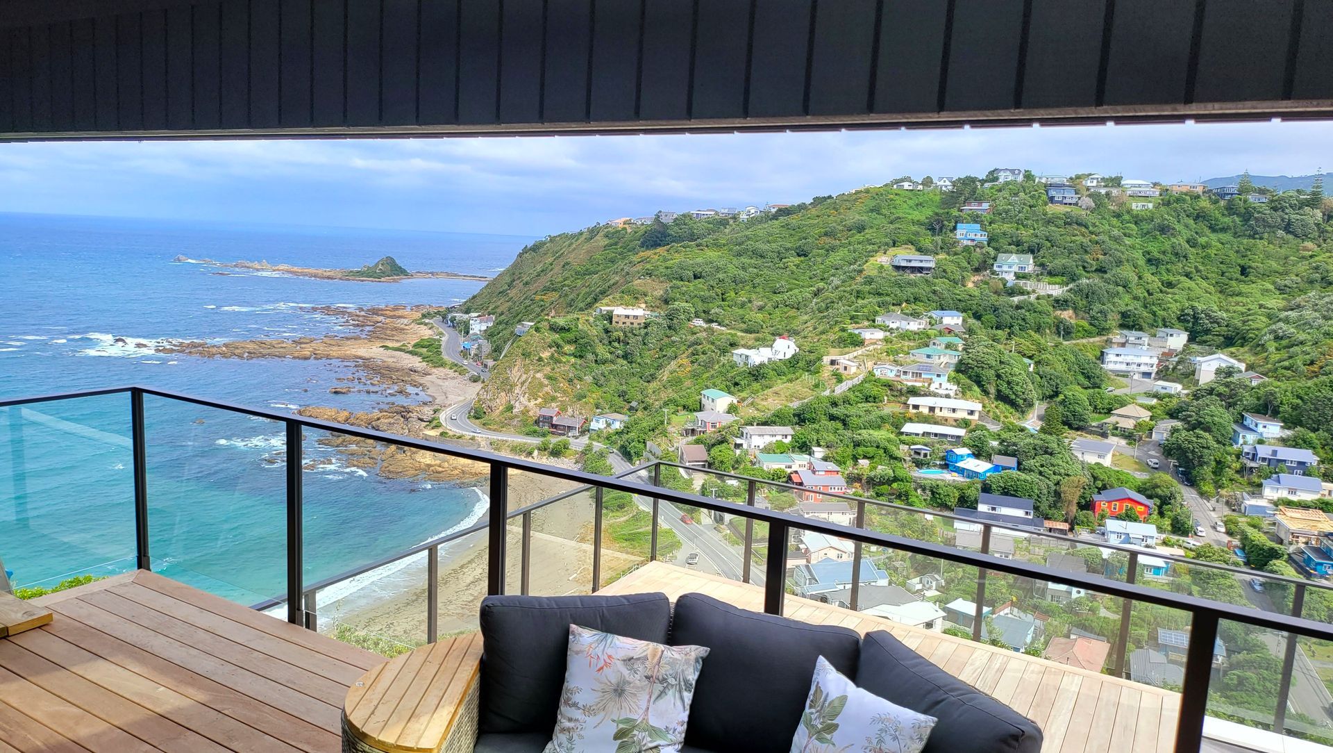 A UNEX glass balustrade for this Wellington residence banner