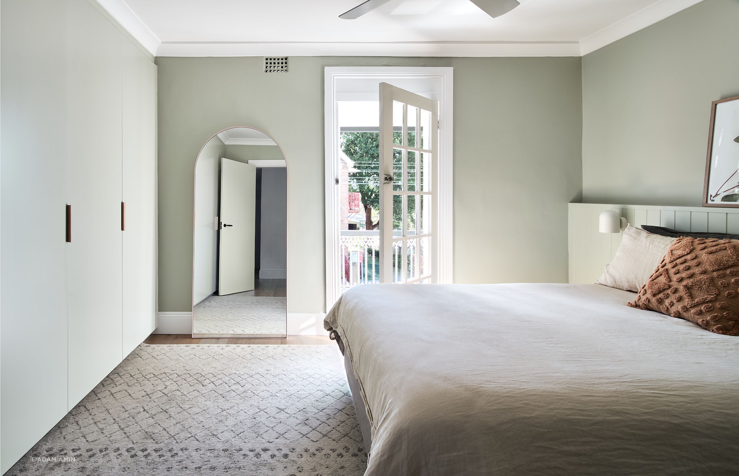 Graced with the same green hue, access to the street-facing balcony on the home's northern side is via the main bedroom.