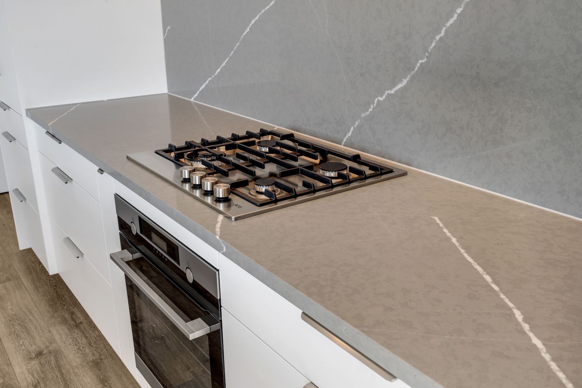 Built the gas range straight into the benchtop, keeps the lines tidy and gives the whole kitchen a real modern, easy-to-use feel.