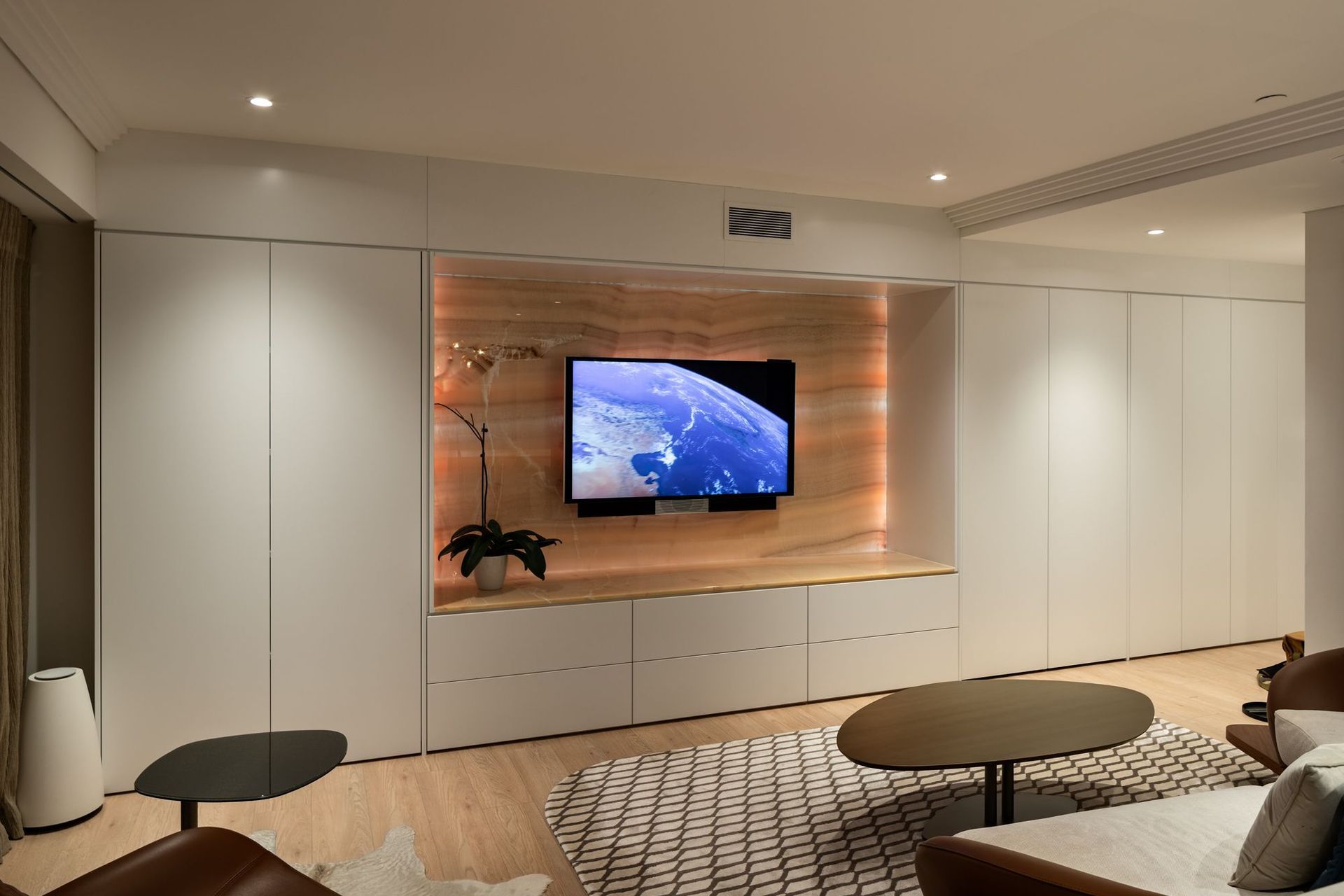 Metropolis Apartment