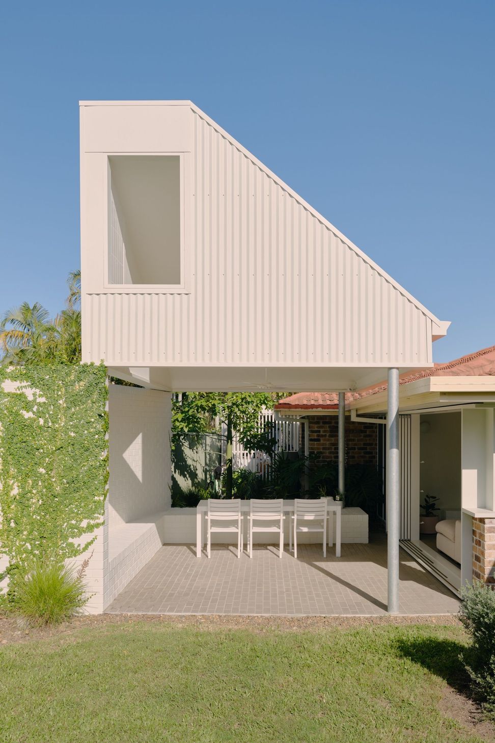 Ash-Grey-brick-tiles-Currumbin-Waters-hero-copy.jpeg