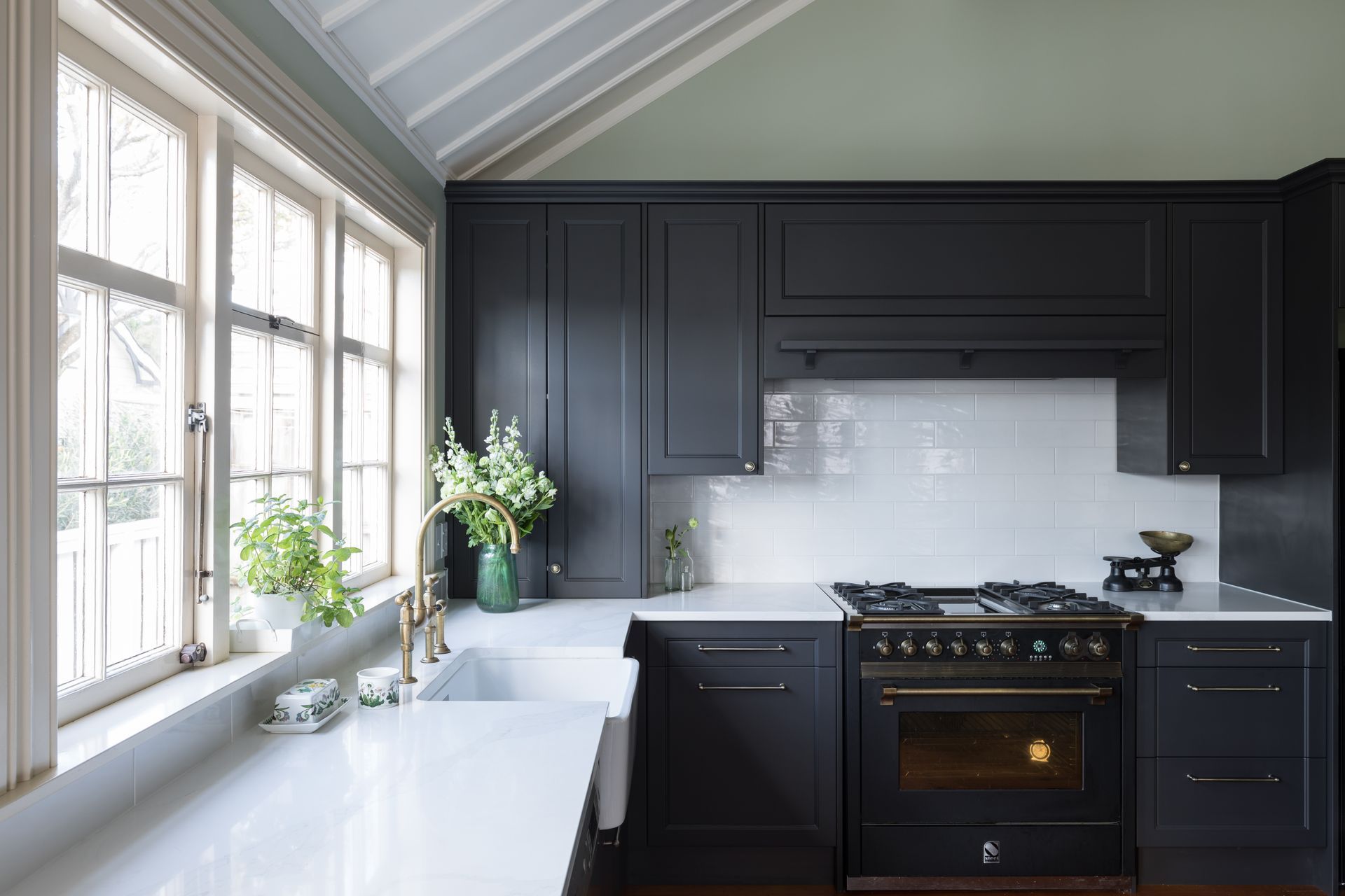 Dezignatek Contemporary profile in Carbonite Texture. Designed by Lisa Thesing.