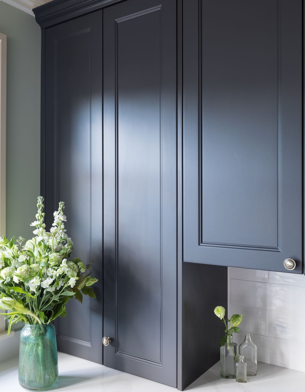 Dezignatek Contemporary profile in Carbonite Texture. Designed by Lisa Thesing.