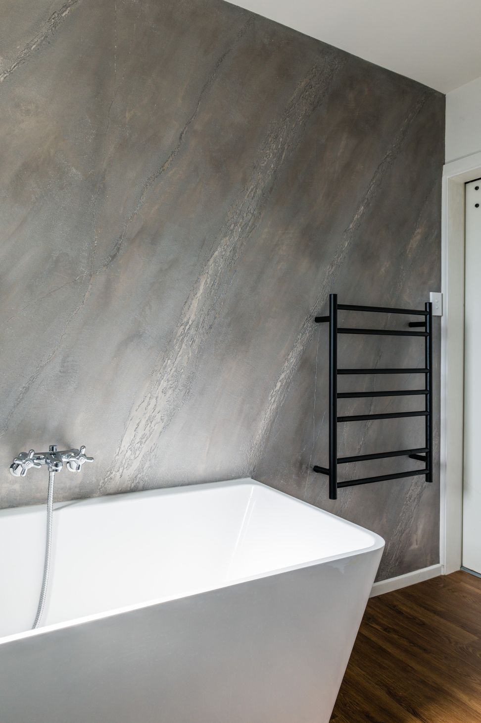 Split stone textured wall - Bathroom.