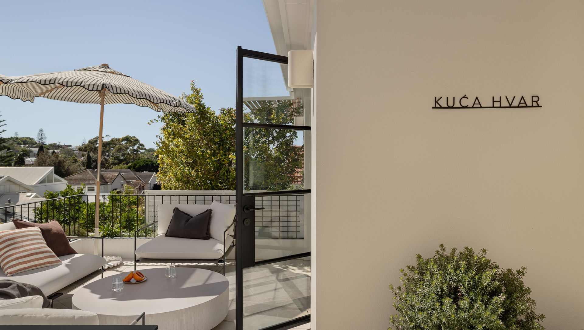 Kuća Hvar, Clovelly banner