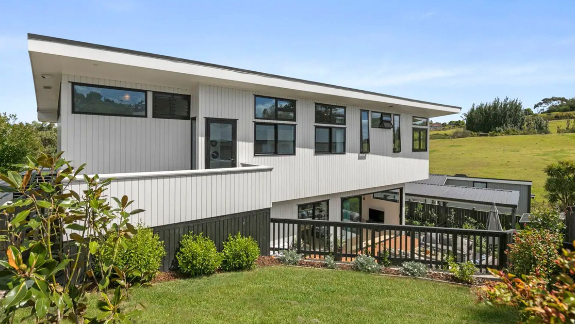 Apirana Ave, Glen Innes banner