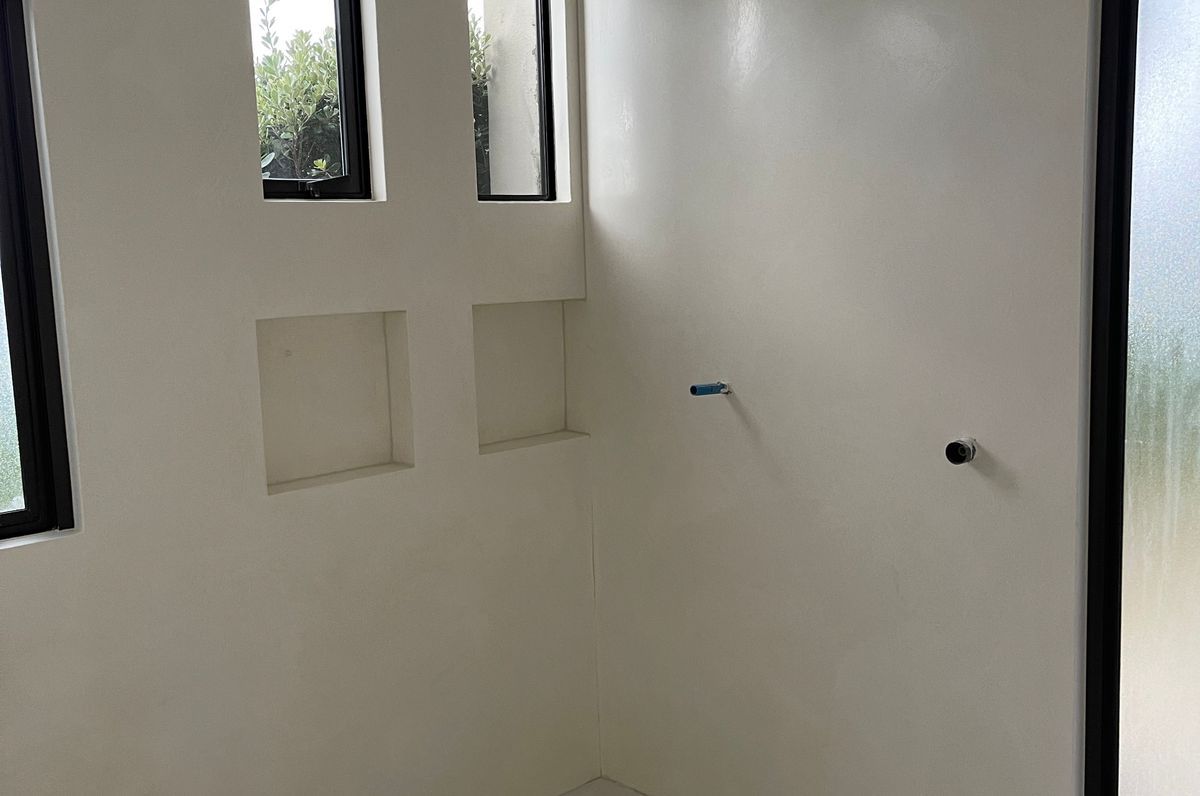 Bathroom walls and floor, Pietra Levigata