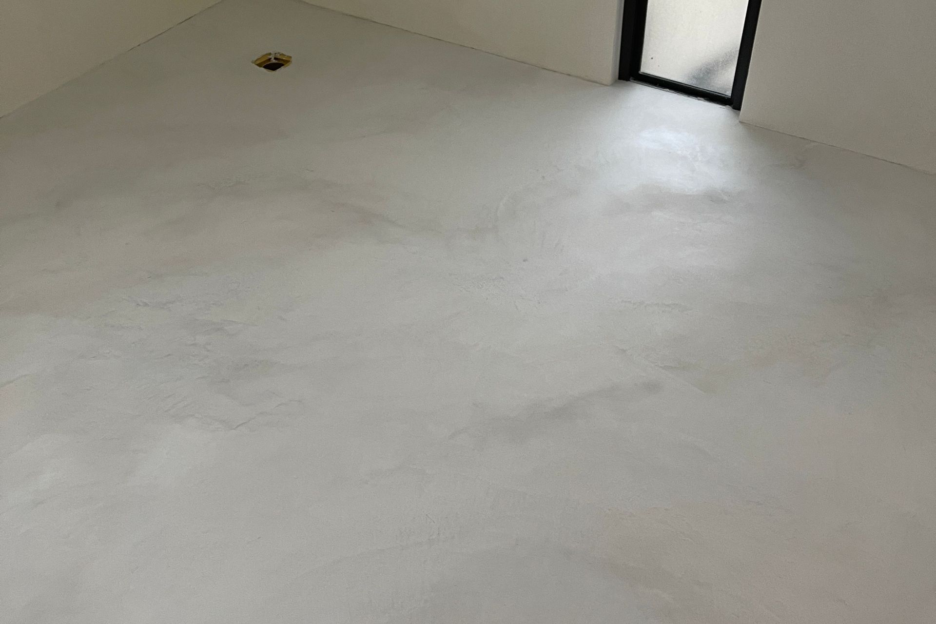 Bathroom, Pietra Levigata