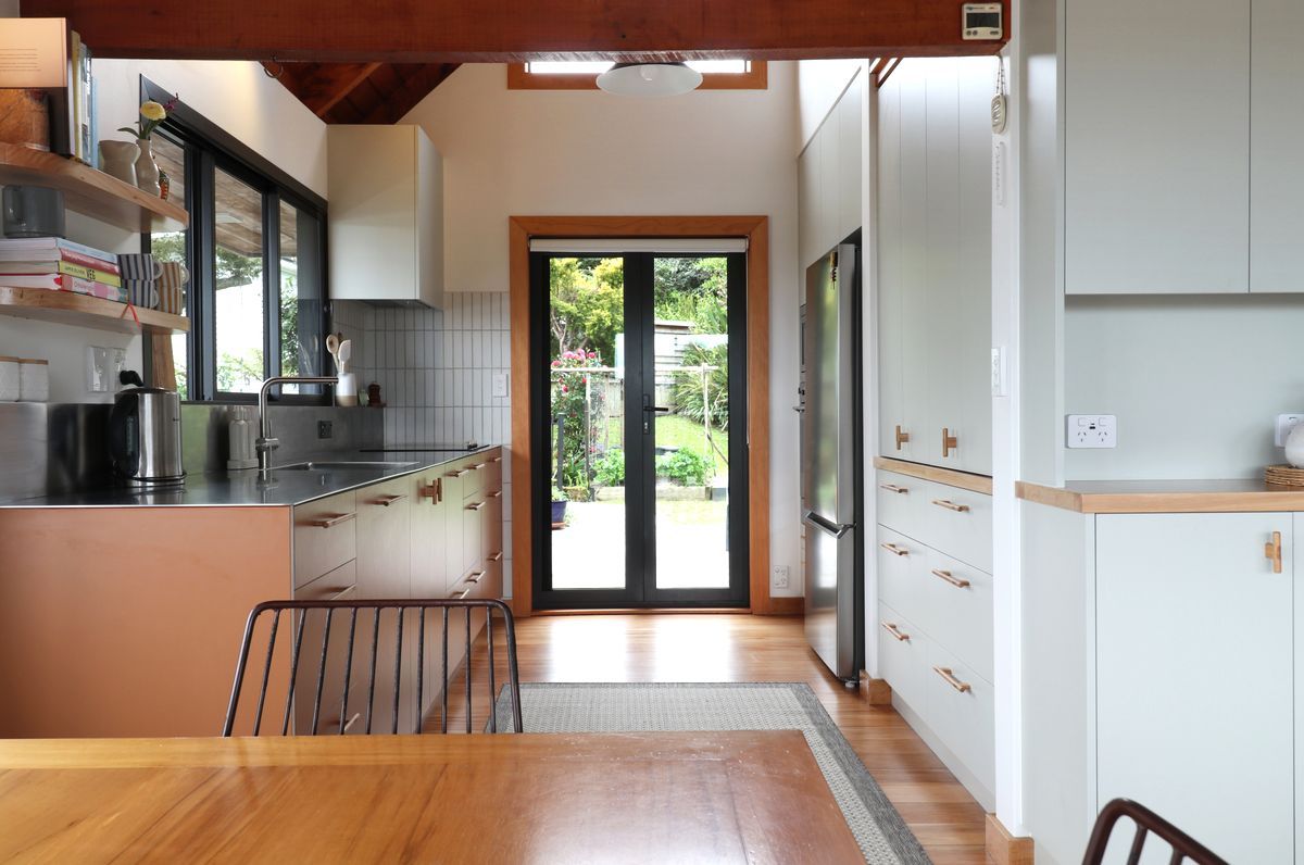 A Kitchen That Feels Right at Home: A Stanmore Bay Renovation