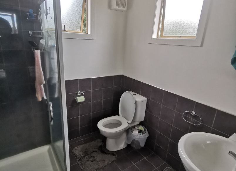 Sleek And Stylish: A Modern Ensuite Renovation