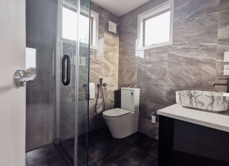 Sleek And Stylish: A Modern Ensuite Renovation