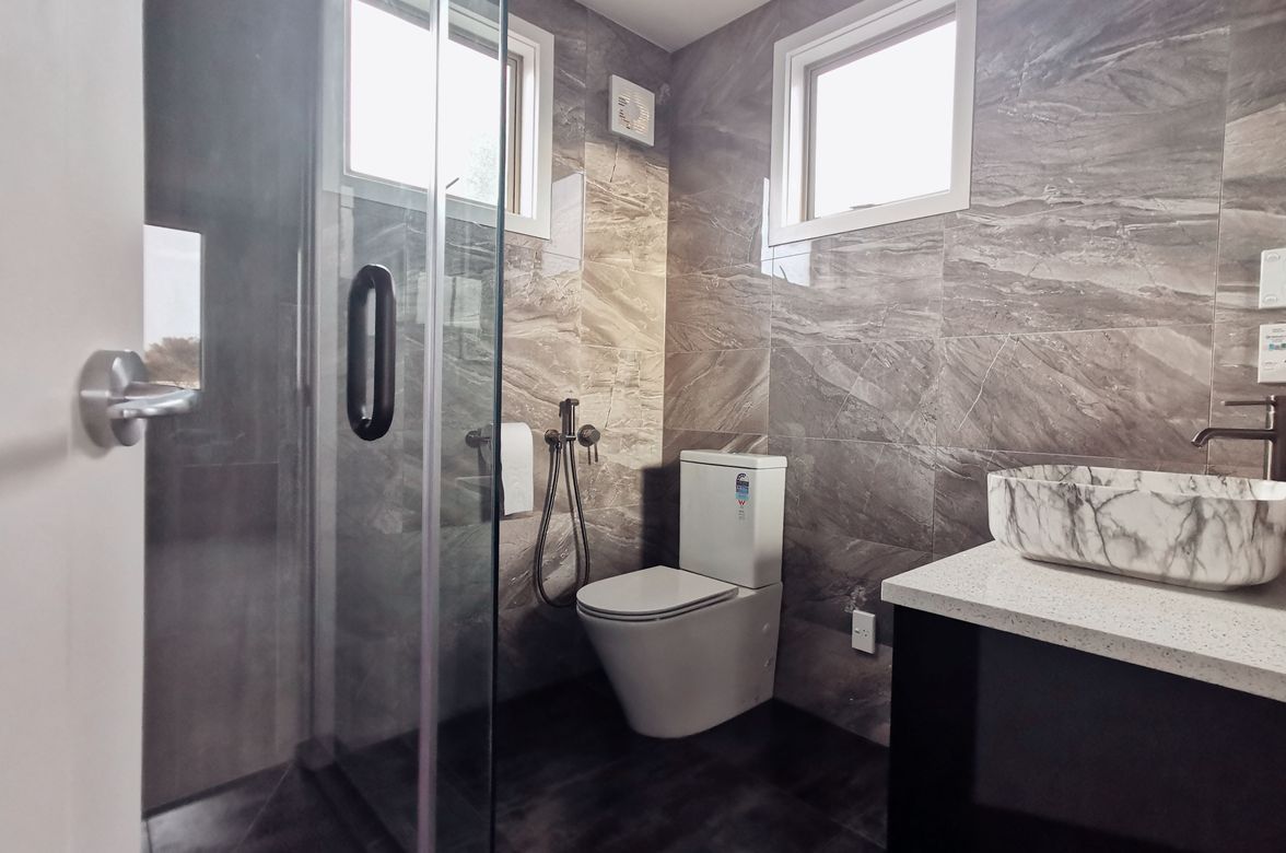 Sleek And Stylish: A Modern Ensuite Renovation