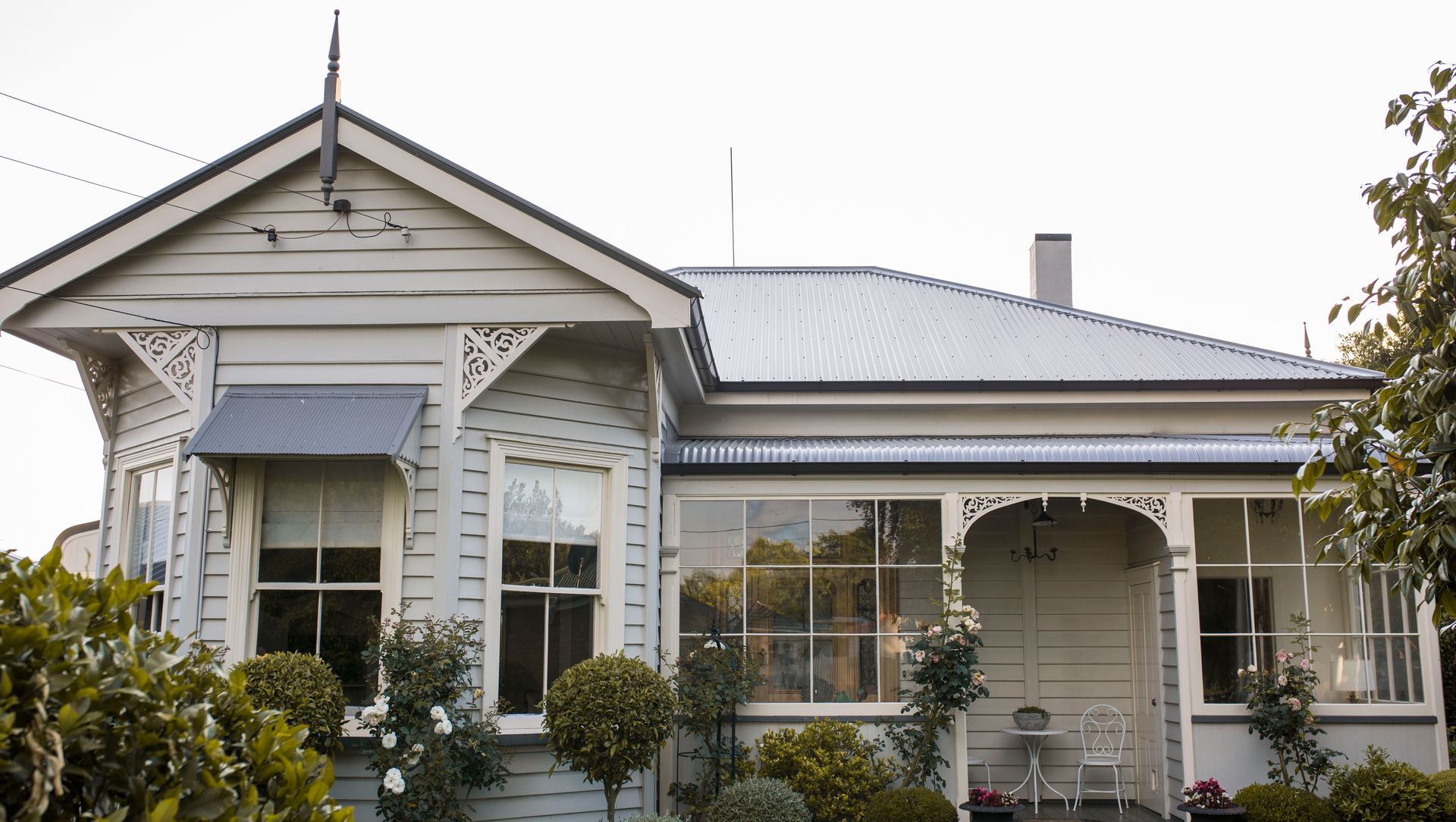 Villa Re-Roof, Hamilton banner
