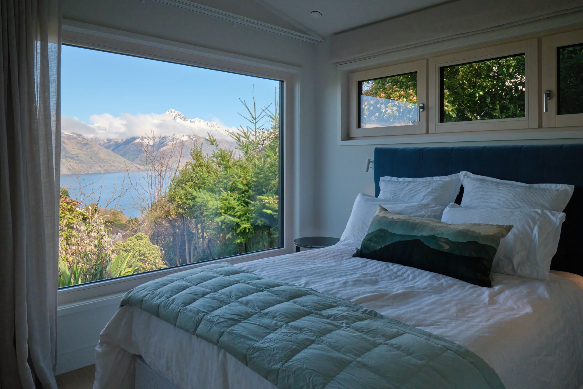 Loch-View-Queenstown-guest-bedroom.jpg