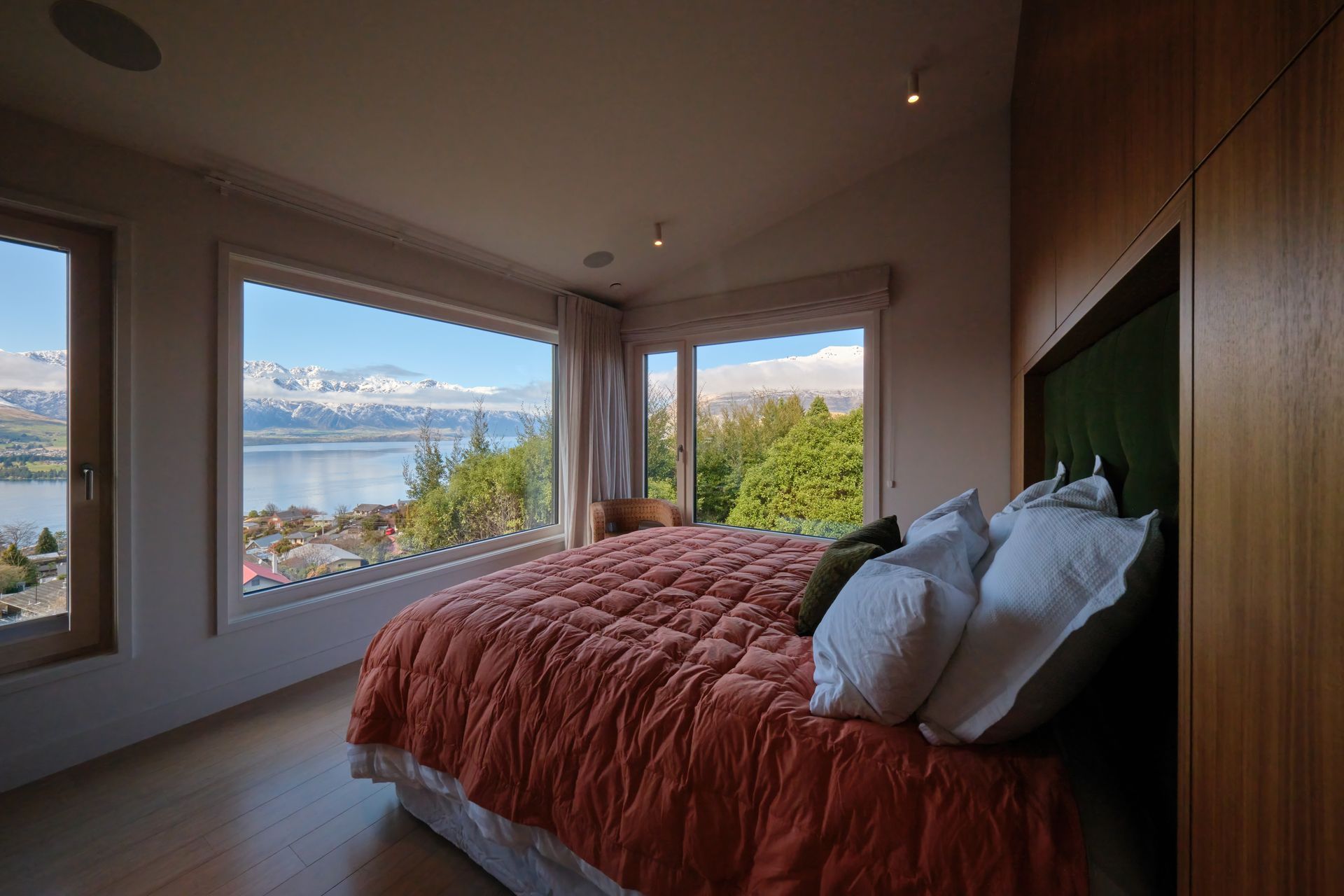 Loch-View-Queenstown-main-bedroom.jpg