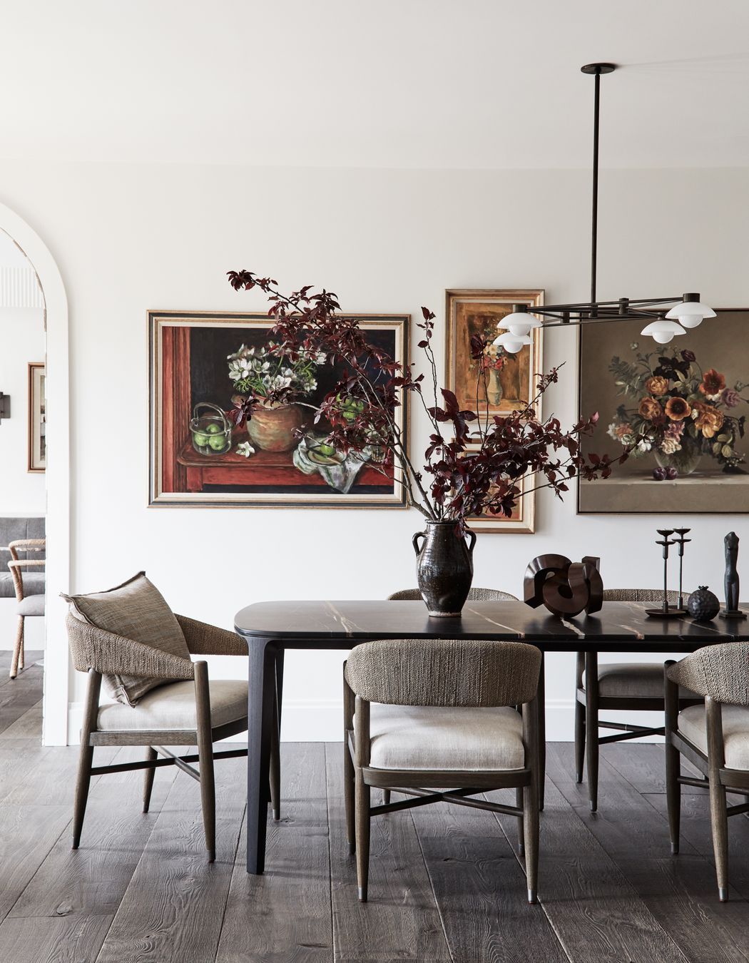 FORMAL DINING Opposite This smart dining area, which serves up entertaining in style, is a favourite with the owner. Archipelago 4 pendant, Allied Maker. Mid-century wall sconce, DLdesignworks. Henry dining table, Poliform. Palecek ‘Gordon’ dining chairs, Boyd Blue. Accessories, Kate Nixon. Relief 4022 French oak flooring, Enoak (throughout).