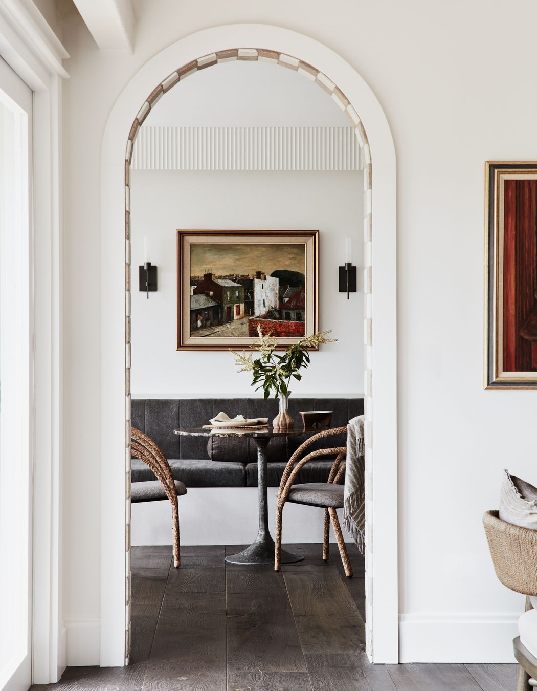 INFORMAL DINING Hubbardton Forge ‘Vela’ wall sconces, Urban Lighting. Dining banquette in Great Linen, Ascraft. Hamilton Conte table, Boyd Blue. Oggetti Designs ‘Encanta’ dining chairs and various accessories, Kate Nixon.