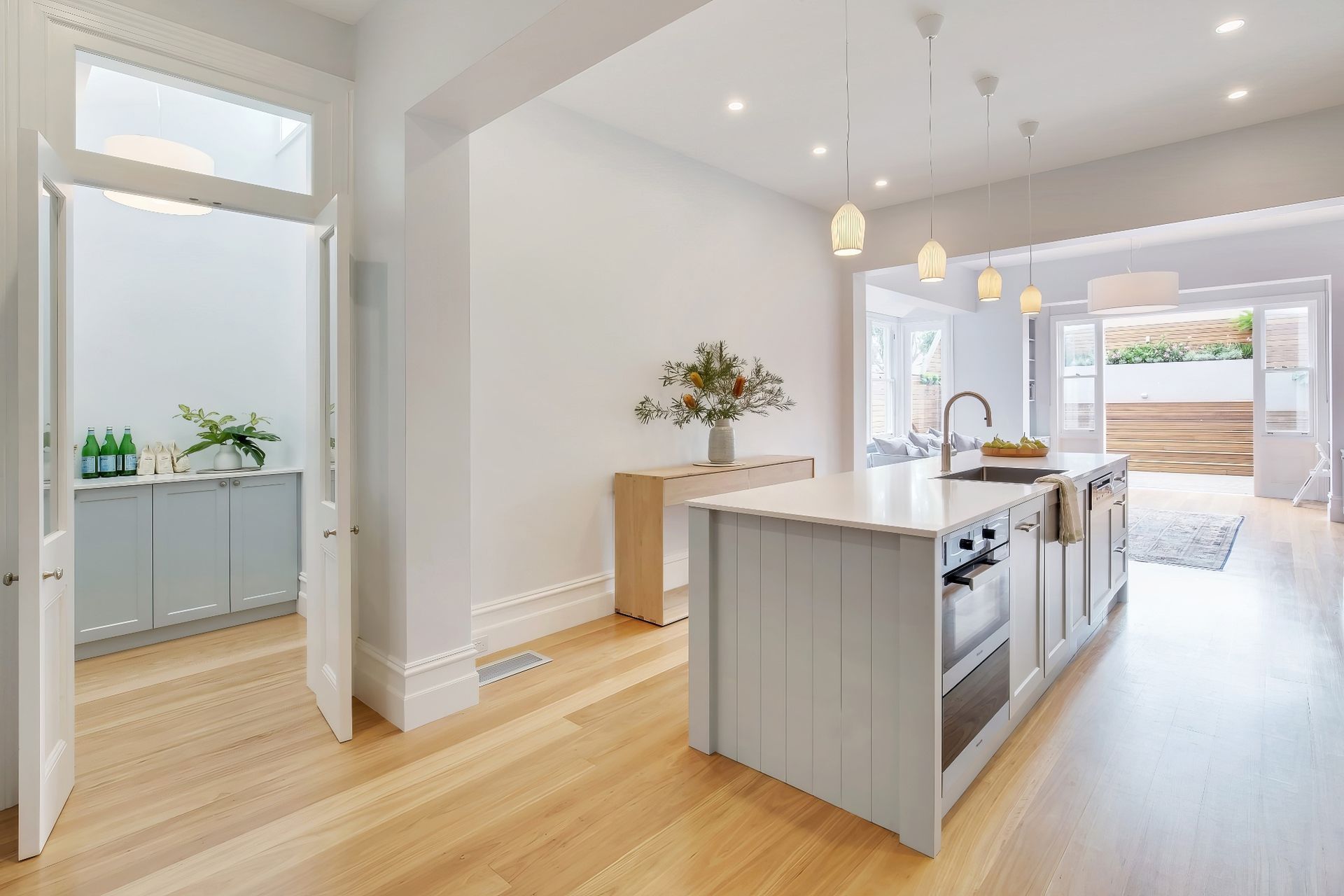 Spacious Kitchen Island Bench