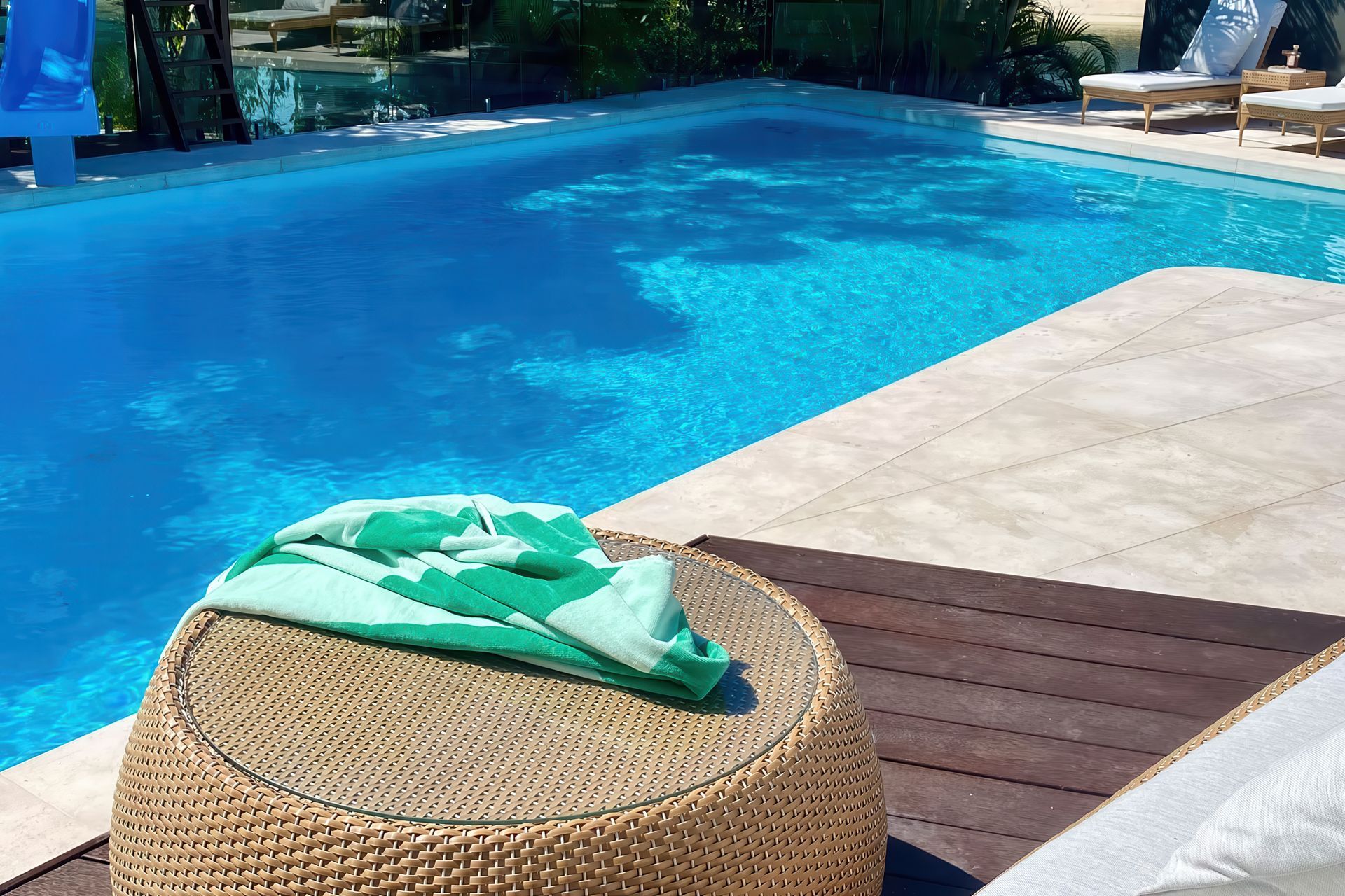 This premium limestone perfectly complements the stunning pool mosaic work, making it an ideal choice for this coastal setting.