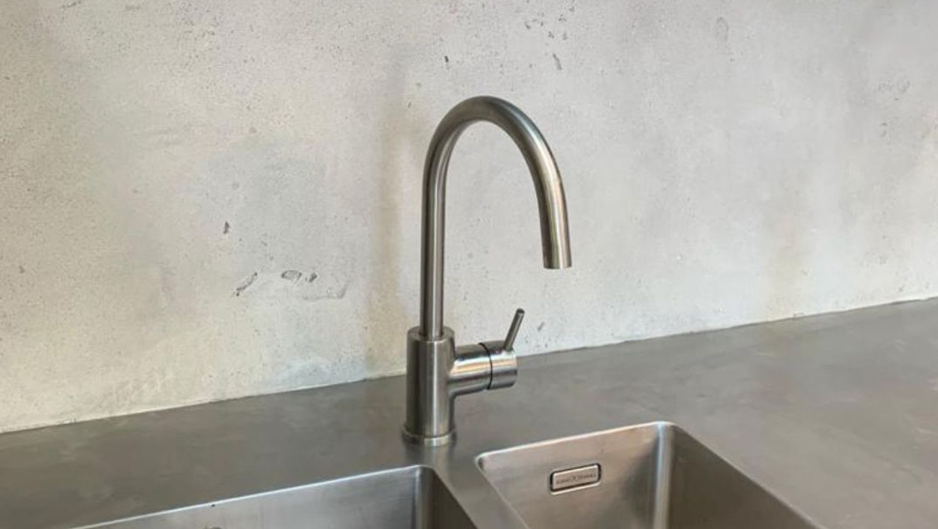 Concrete-look Polished Plaster - Kitchen Splashback banner