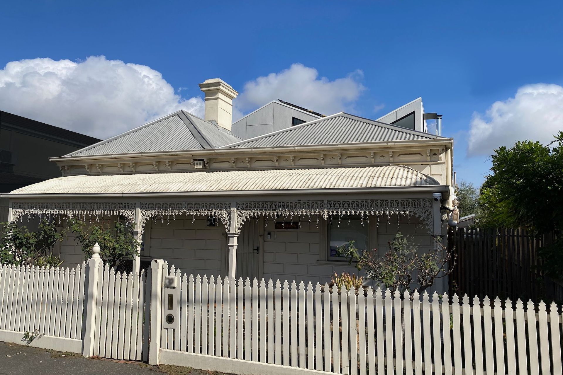 The pitch of the roof to the upper storey extension reflects the heritage roof of the original house
