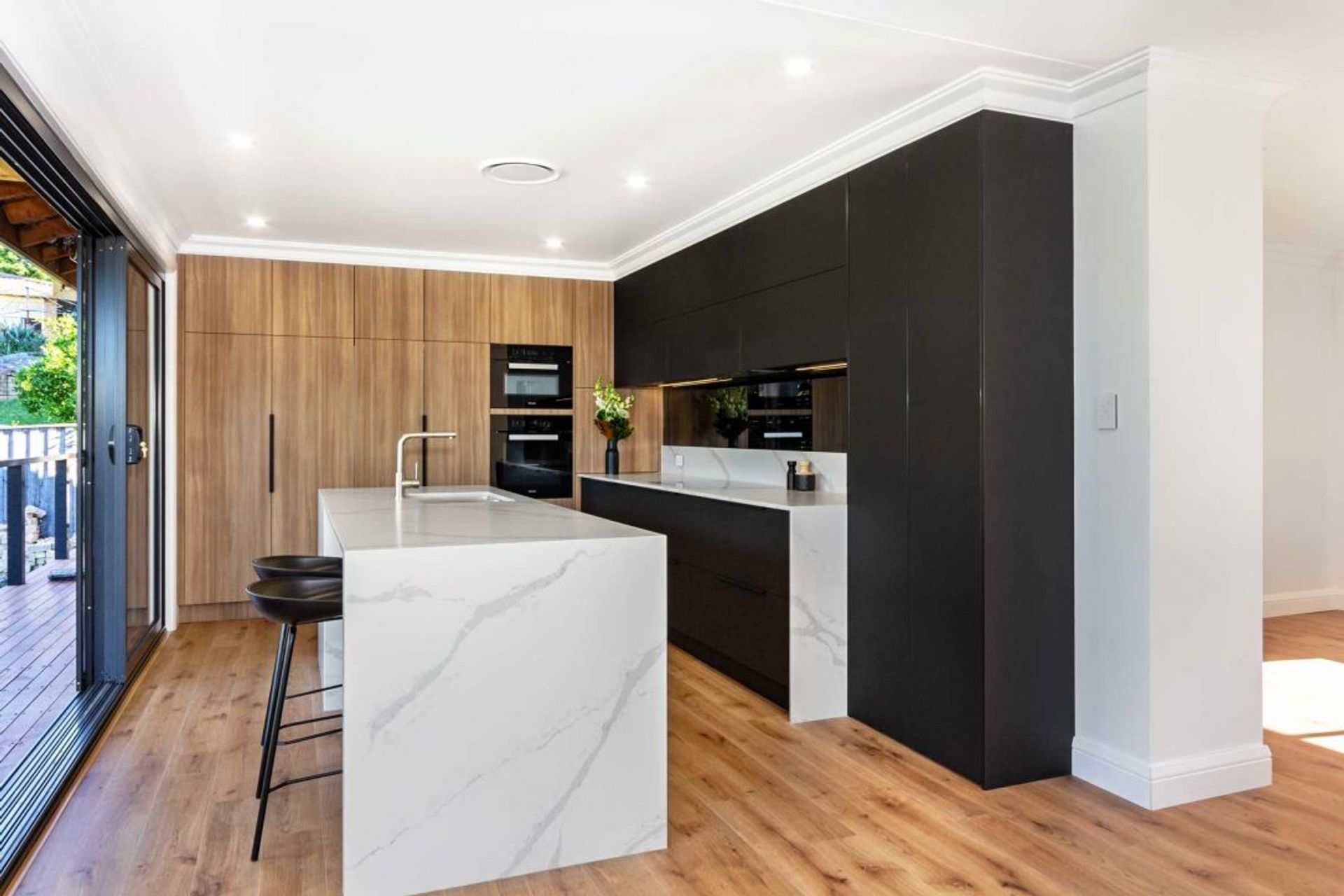 kitchen-design-sydney-contemporary-black-white-timber-miele-fisher-paykel-dulux-2-1084x723.jpg