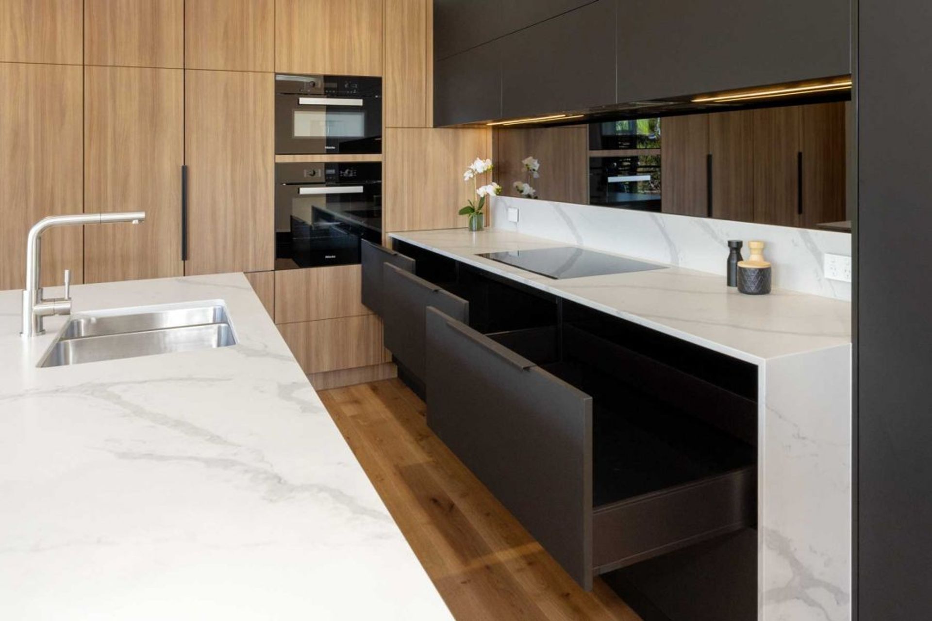 kitchen-design-sydney-contemporary-black-white-timber-miele-fisher-paykel-dulux-6-1084x723.jpg