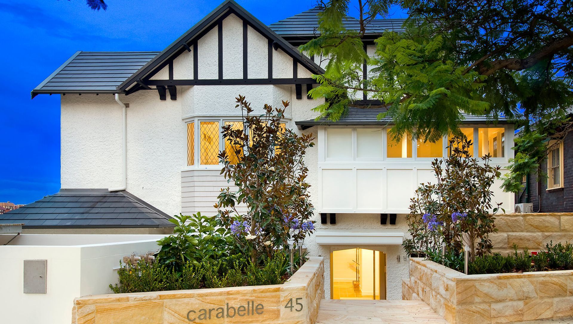 Carabelle Apartments, Kirribilli banner