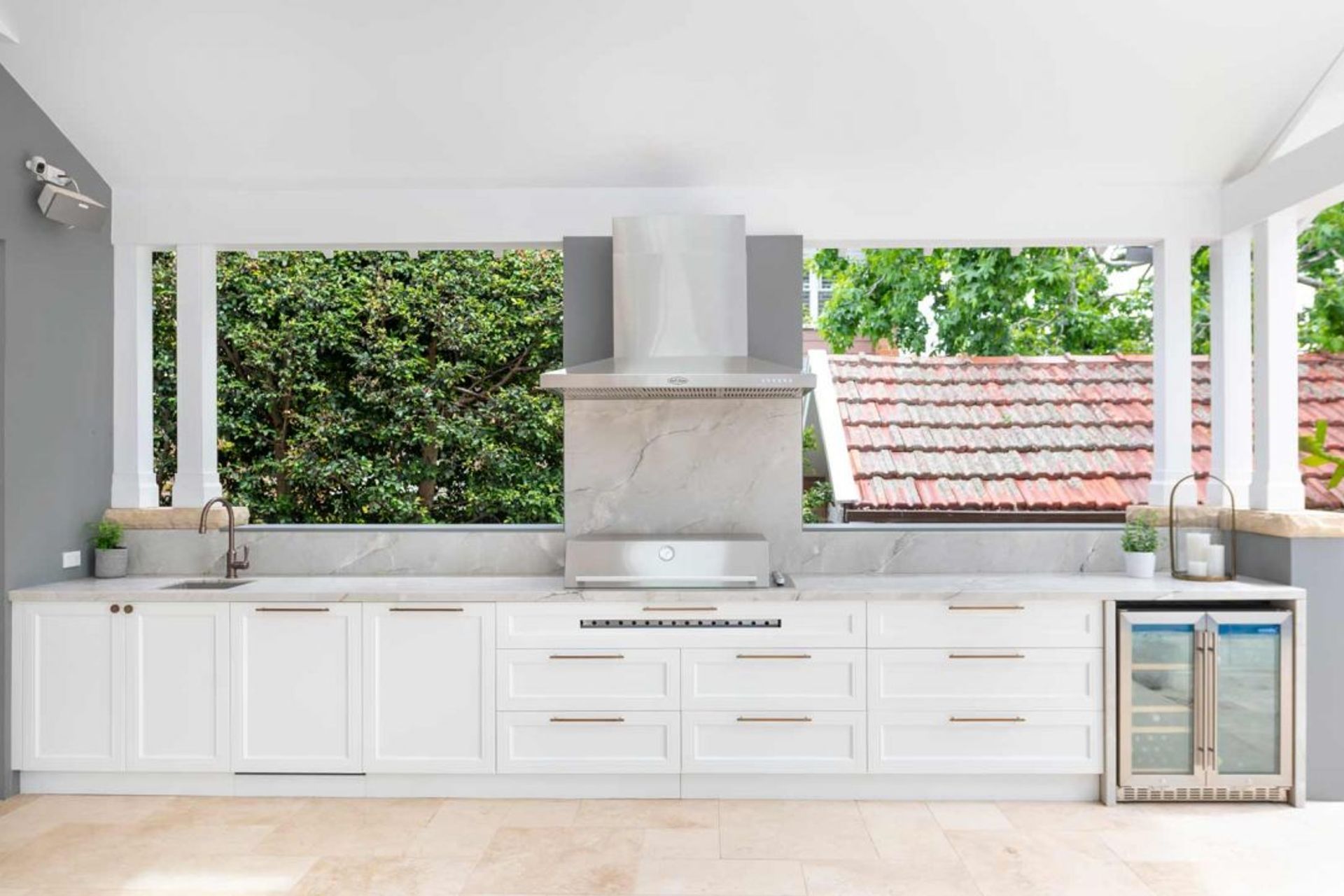 outdoor-kitchen-design-sydney-luxury-classic-shaker-vzug-liebherr-blum-04-1084x722.jpg