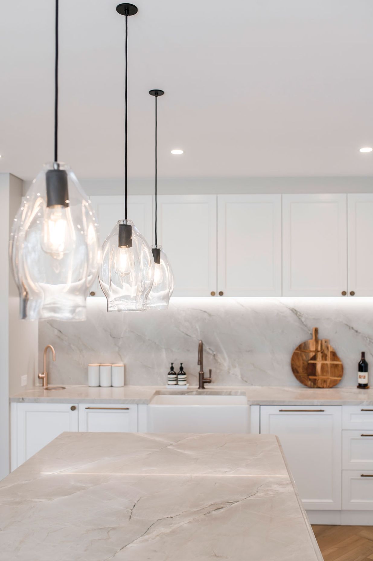 premier-kitchen-design-sydney-luxury-classic-shaker-pendant-lighting-vzug-liebherr-blum-09.jpg
