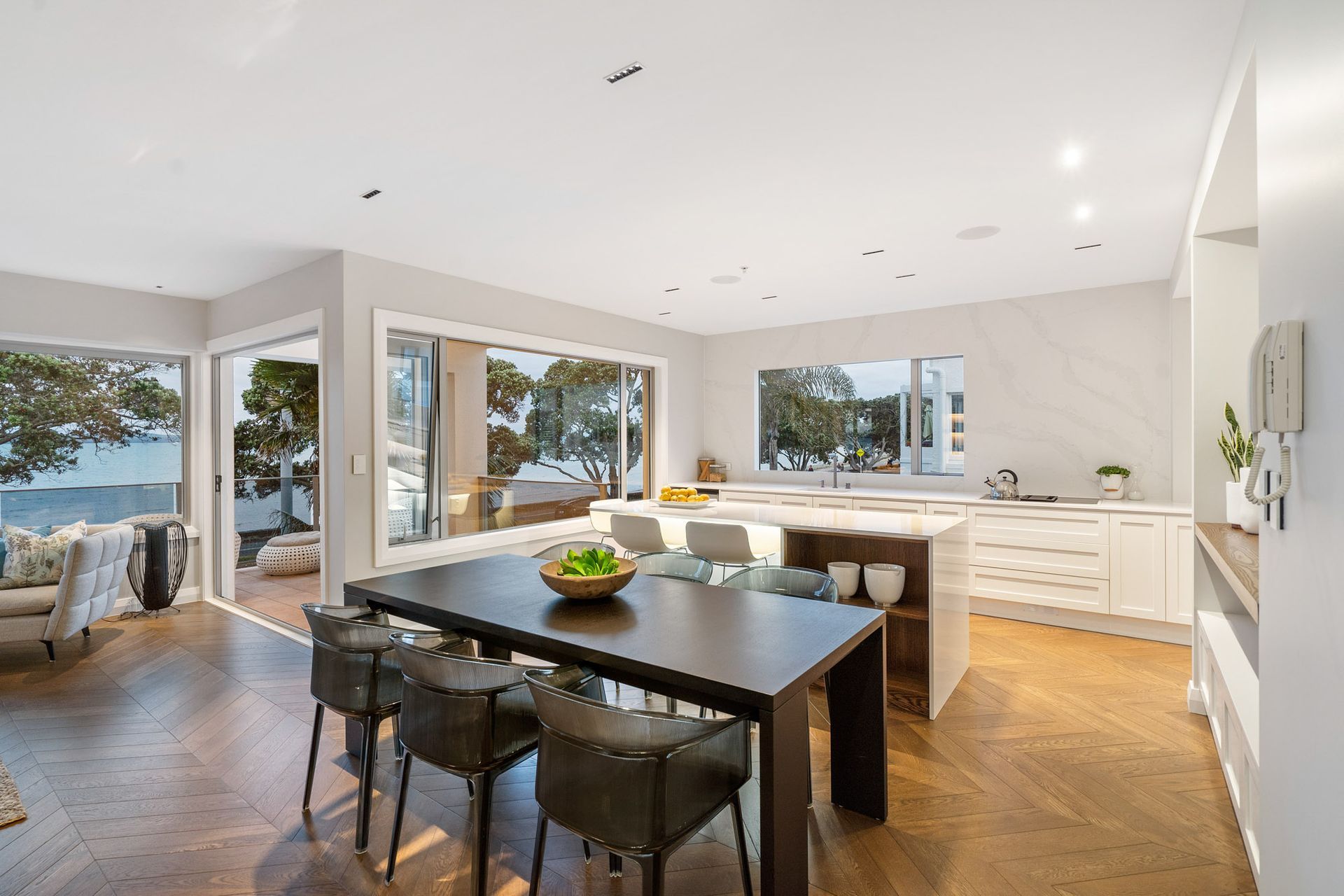 Tamaki Drive Apartment