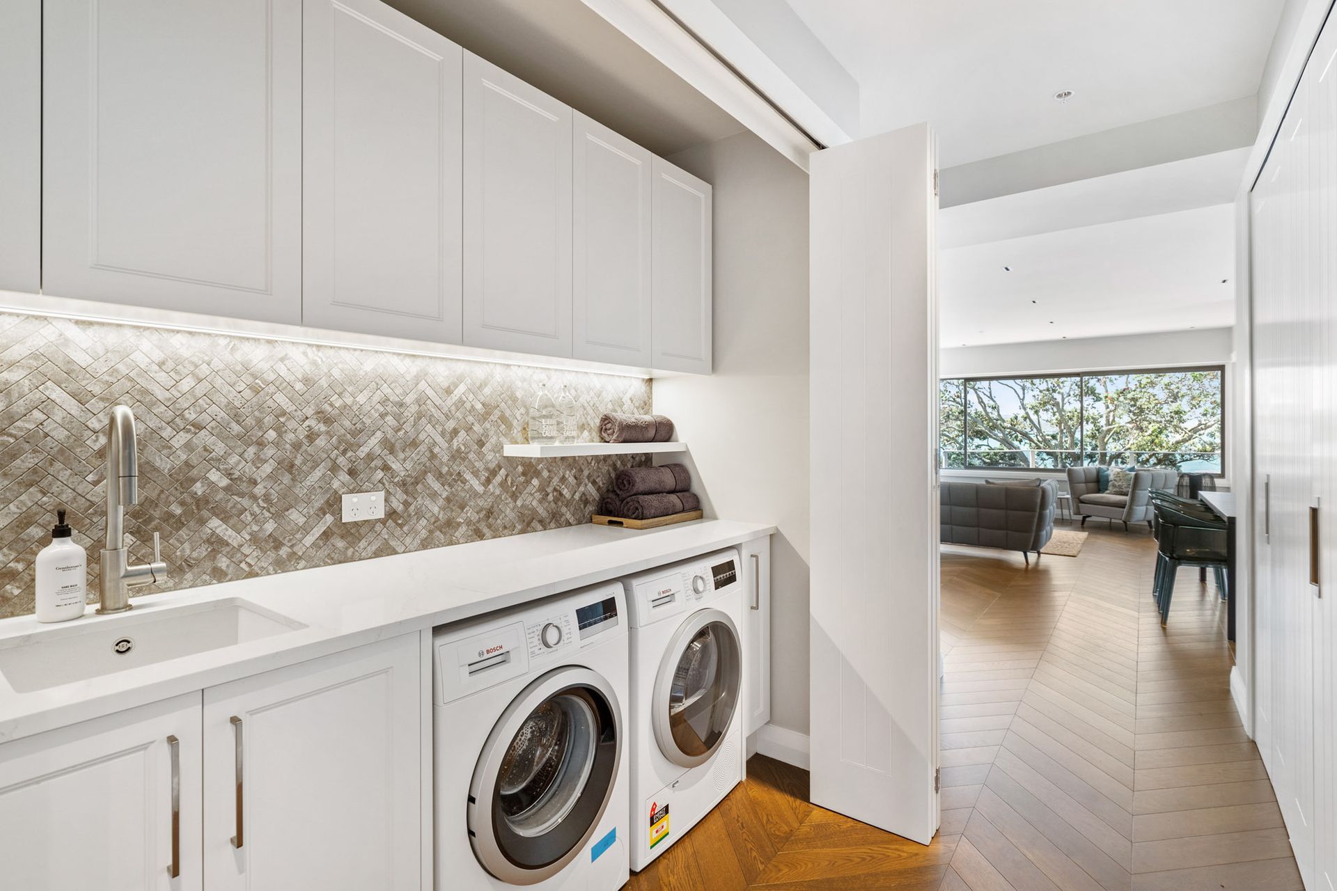 Tamaki Drive Apartment