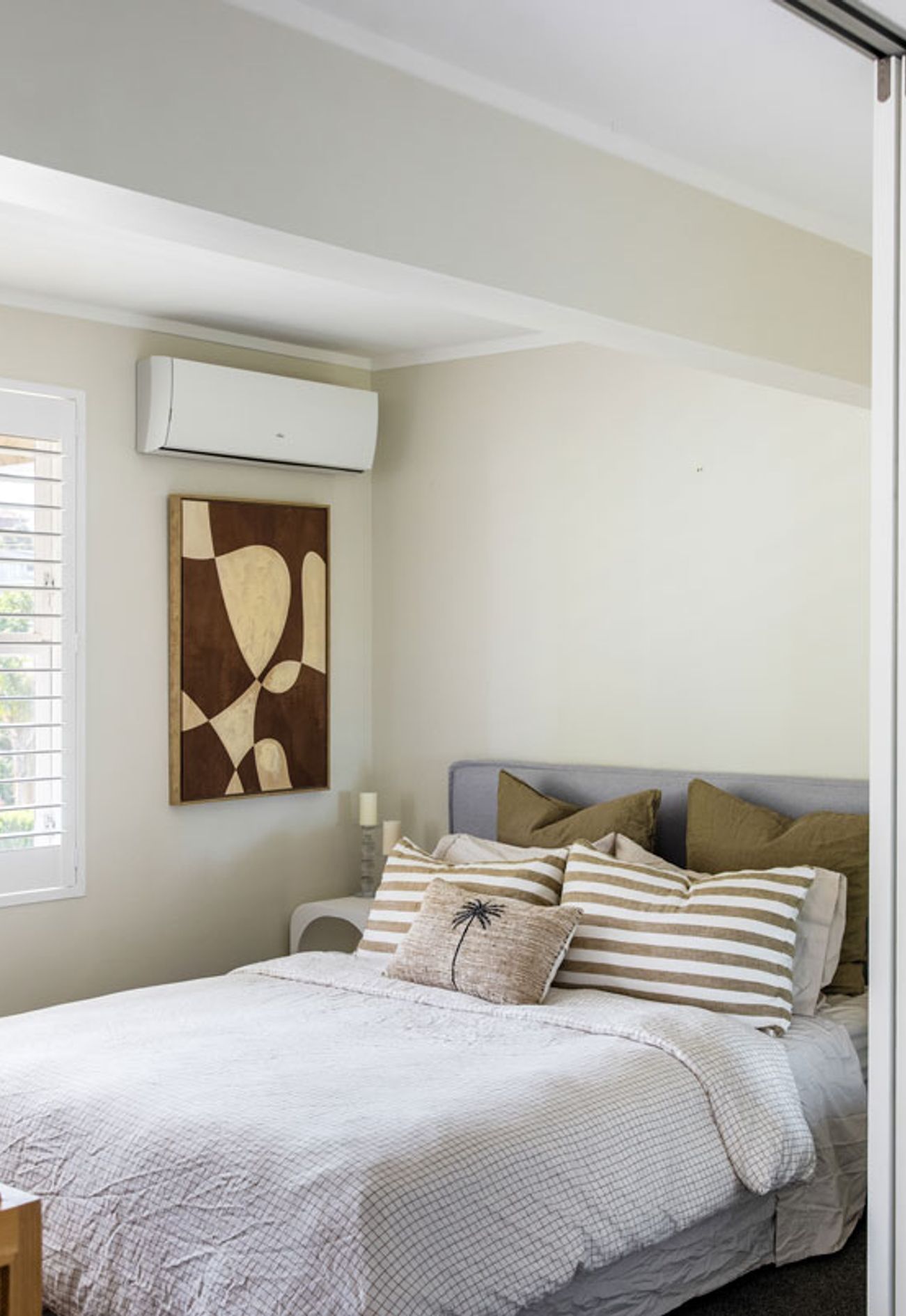 ze-build-bedroom-renovation-plantation-shutters-neutral-decor-auckland.jpg