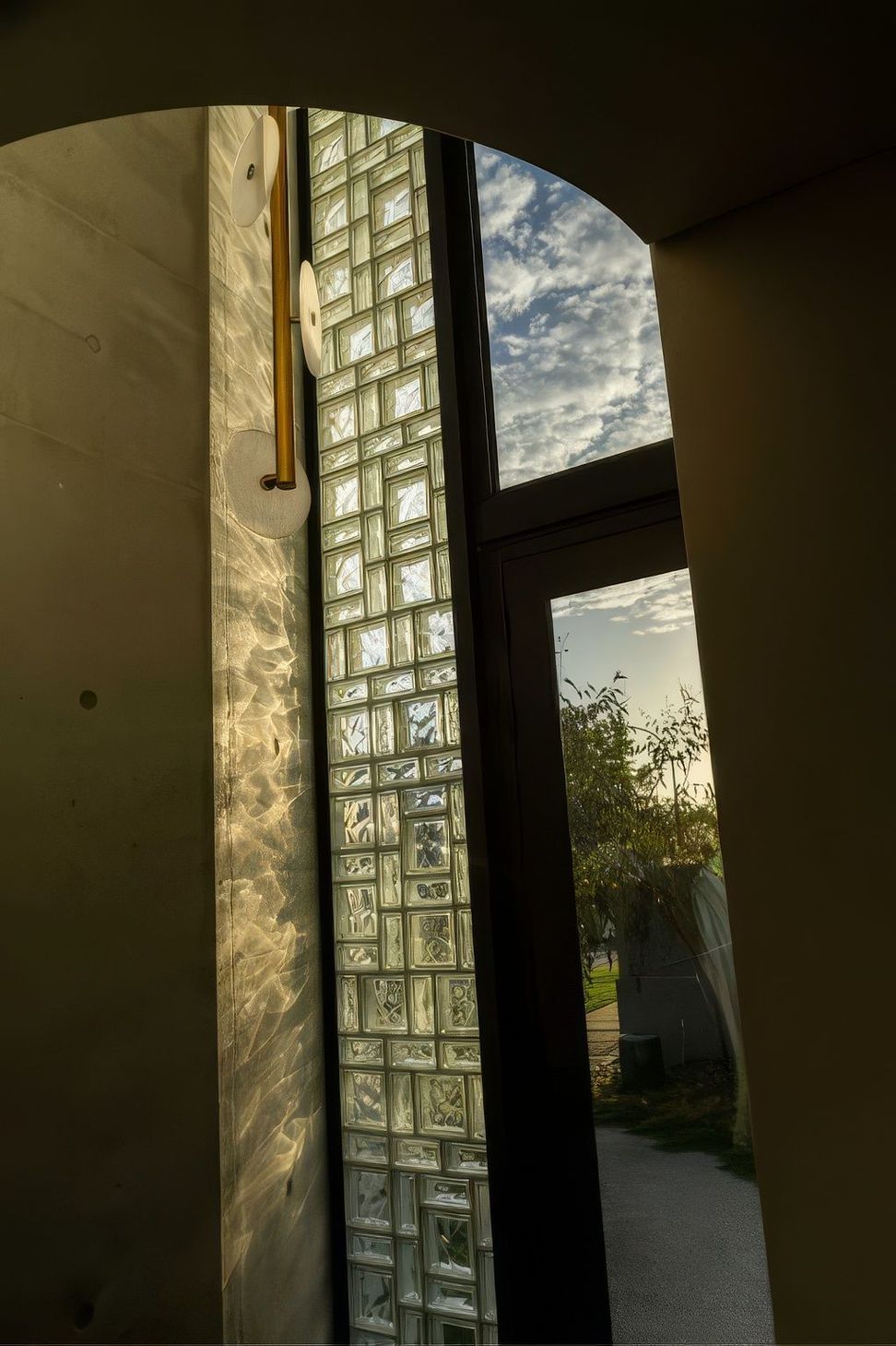 Entry-feature-and-glass-tiles-lower-level-RT-Bat-Cave-511x767-upscaled-by-Replicate.jpg