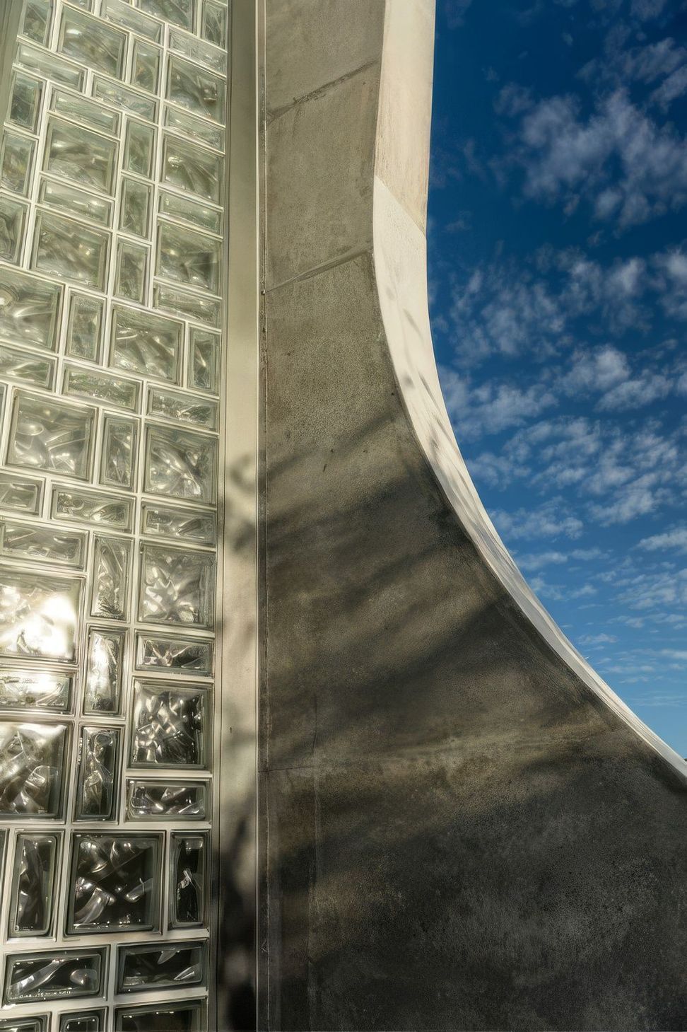 Exterior-Curve-and-glass-brick-feature-RT-Bat-Cave-511x767-upscaled-by-Replicate.jpg