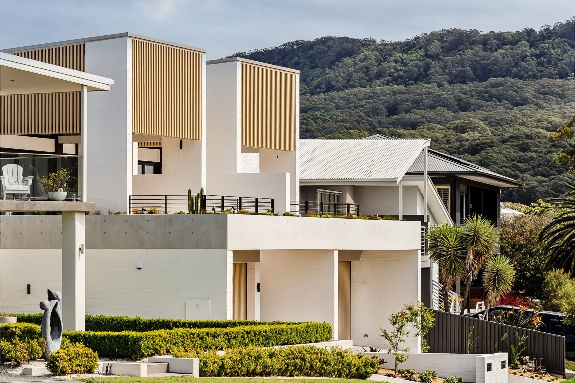 obrien-duplex-bulli-facade-illawarra-escarpment-view-light-and-lines.webp